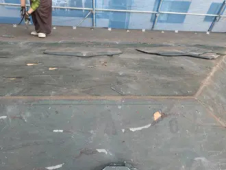 劣化した防水シート